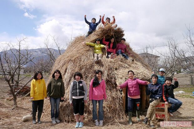 プロジェクトで作った竪穴式住居。座学では得られない技術が身につく