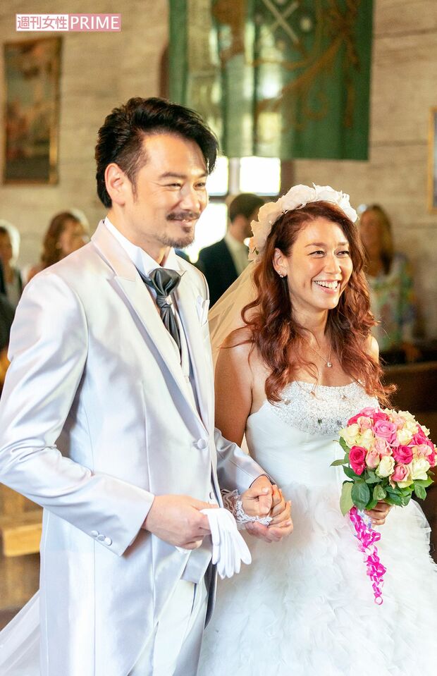 式のためにダイエットにも挑戦し2か月で9キロ減量。スウェーデンで弟一家や実父、友人に囲まれ温かい式を挙げた。愛の誓いを交わす最中に夫・小田井が号泣し、つられてみんなで号泣したそう