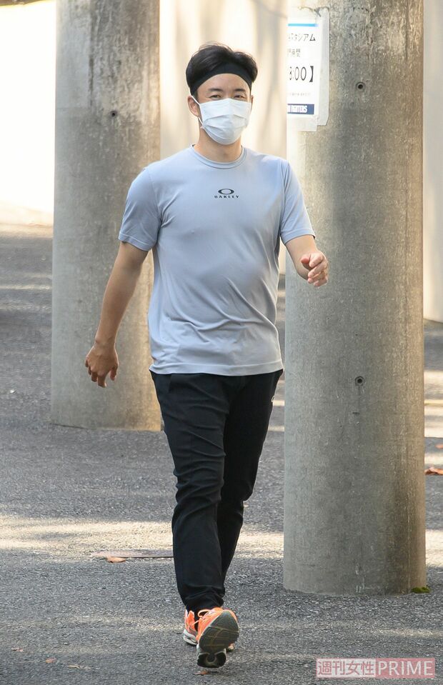 2軍施設内を歩く斎藤佑樹、頭にはヘアバンドが