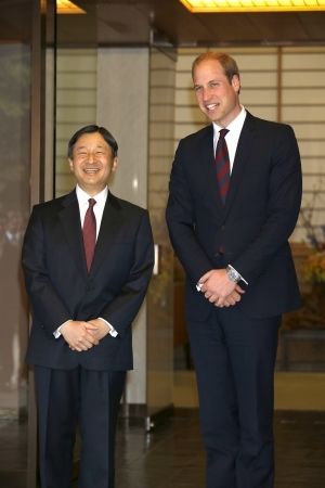  昼食会の後、東宮御所前でウィリアム王子をにこやかにお出迎えした皇太子さま（2月27日）