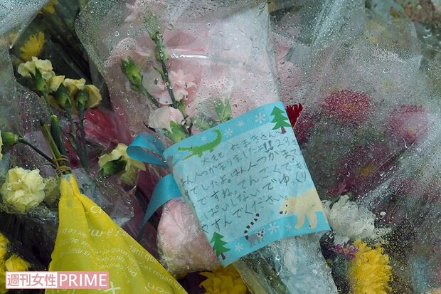 献花台に手向けられた花束には珠生ちゃんあての手紙が添えられていた