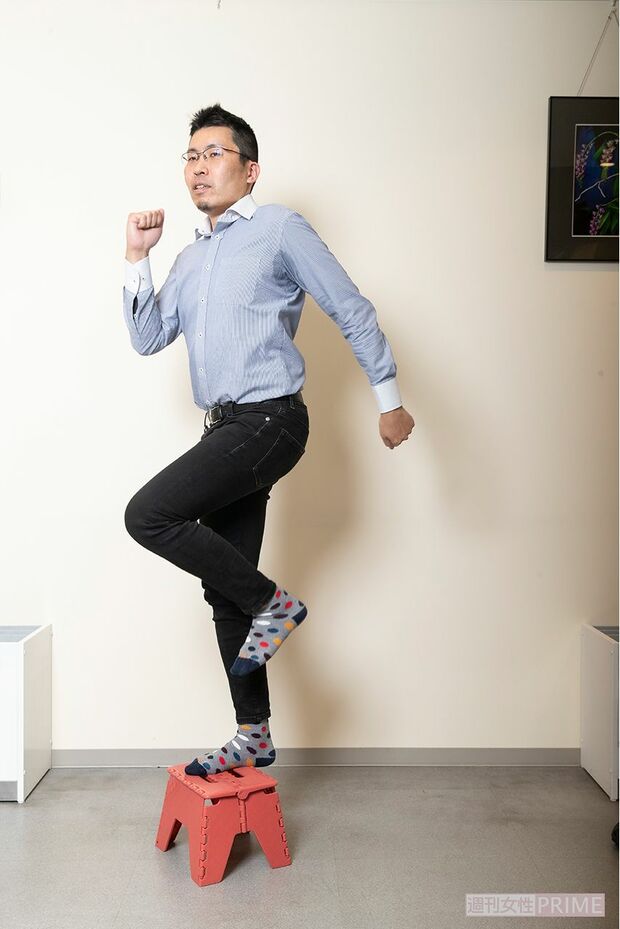 【4】左足、右足を順に床に下ろす。高く左足を上げながら床に下ろす。引くほうの腕が下がらないように、肩甲骨を意識する。