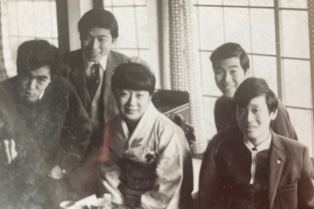 大学2年の正月（左・中央）。演劇部で演じることの楽しさを知ったころ