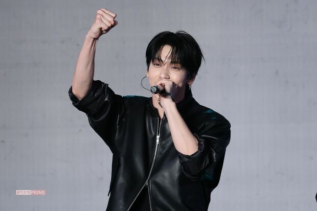 ガッツポーズのTOMORROWXTOGETHERのSOOBIN