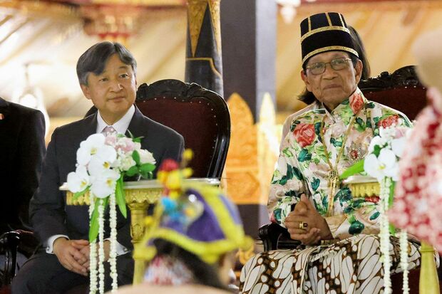 ハメンクブウォノ10世と伝統舞踊を鑑賞される天皇陛下（6月21日・ジョグジャカルタ）