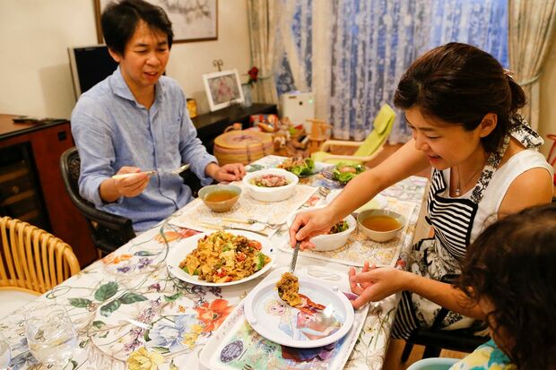 『楽びん！』で注文した料理を囲む小森さん一家