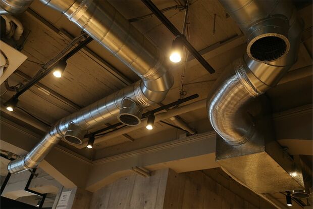 「他人が吐いた煙を吸わせない」店内には大型換気設備も。換気もバッチリだ