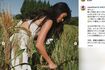髪の毛も束ねず、カマを持ち作業するローラ(本人の公式インスタグラムより)