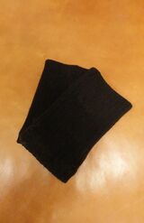 レッグウォーマーは地方などの仕事先にも欠かさず持っていくそう。足だけではなく、首元にはネックウォーマーやポンチョも。肌をじかに温める大切さを痛感