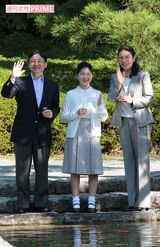 '12年11月、神奈川・葉山にある『しおさい公園』で取材を受けられる天皇陛下と雅子さまと愛子さま