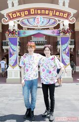 東京ディズニーランド入り口付近の装飾はばっちり夏祭り仕様。ワールドバザール中央にもミッキーの新フォトスポットが登場。撮影／伊藤和幸 (c)Disney