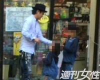 山口達也、麻布十番のおもちゃ屋でイクメンっぷりを発揮