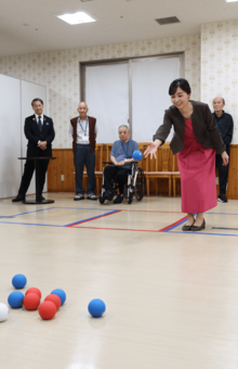 鳥取県の「ゆりはま大平園」で入所者と一緒にボッチャを体験（2025年9月13日）