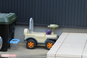 容疑者宅の玄関脇には子ども用のおもちゃの車がそのままに