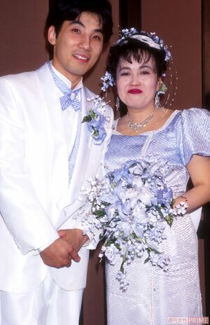 入籍は'95年7月だが、結婚式は'96年6月に行った土屋良太（左）と渡辺えり