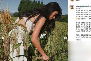 髪の毛も束ねず、カマを持ち作業するローラ（本人の公式インスタグラムより）