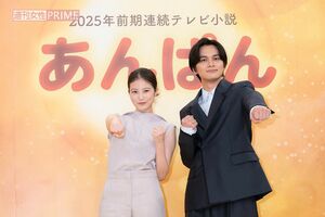 今田美桜（左）と北村匠海が登壇した『あんぱん』ヒロインの夫役の発表会見。二宮は北村の父親役