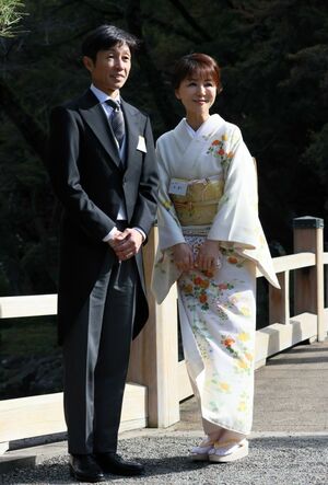 緊張した様子で園遊会に参加した武豊さんと妻の量子さん