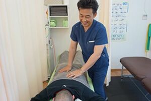 施術する及川容疑者（同院のホームページより）