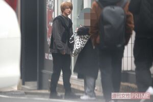 『推しの子』撮影中に休憩する櫻井海音