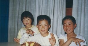  きょうだい3人でケーキを前に(中央が棚橋)