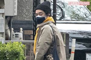 4月上旬、自宅マンションから出てきた榊英雄監督。記者の姿を見ると、急いで自転車に飛び乗り、走り去っていった