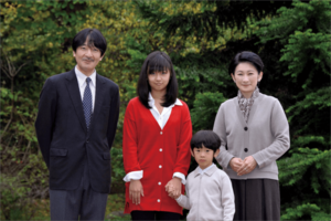 秋篠宮さま47歳の誕生日に際しての写真で悠仁さまの手をしっかり握る佳子さま（2012年11月11日）