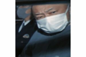 送検のため、埼玉県警東入間署を出る渡辺宏容疑者（写真／共同通信）