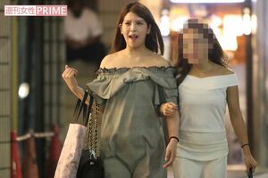 仕事を終え、満面の笑みで店を後にする杏里。その顔は、以前よりもややふっくらした印象