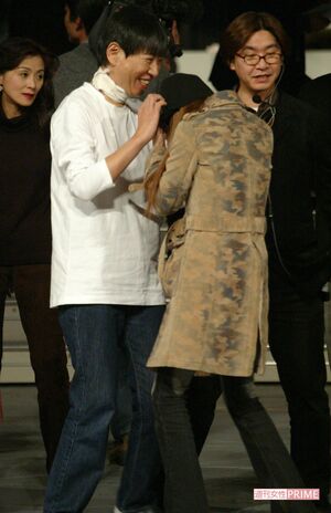 リハーサル中、じゃれ合う和田アキ子と安室奈美恵（'02年『紅白歌合戦』）