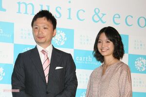 石川康晴元社長と『earth』イメージキャラクターを務めていた宮崎あおい