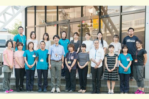 たろうクリニックのスタッフと内田医師
