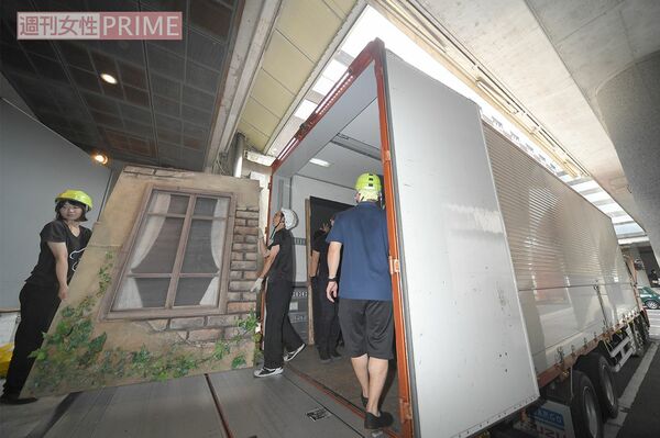 【1】9:00-10:00この日の会場となる『パルテノン多摩』に舞台装置などを積んだ11トントラック2台が到着し、搬入開始。劇団の技術スタッフに、アルバイトを加えた総勢44人が手際よく荷台から機材などを運び出す。中には、俳優が衣装を洗濯するための洗濯機や乾燥機があるのも旅公演ならでは　撮影／渡邊智裕