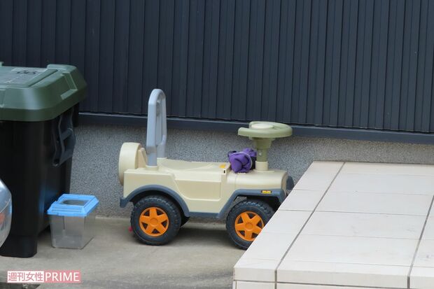 容疑者宅の玄関脇には子ども用のおもちゃの車がそのままに