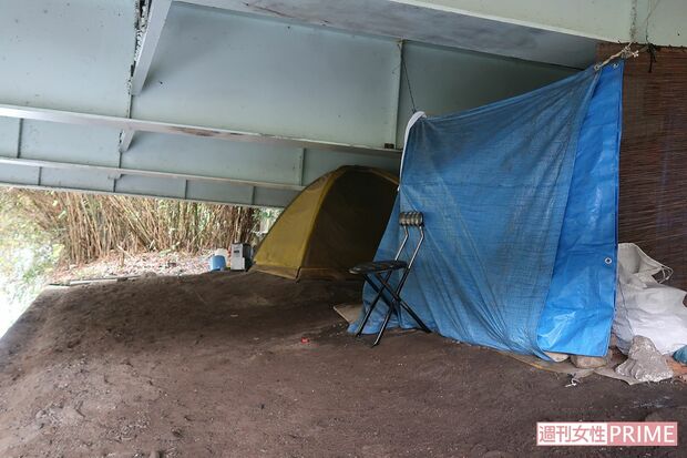 橋の下で小山さんと並ぶ容疑者のテントの中は、カップ麺の食べ残しなどが