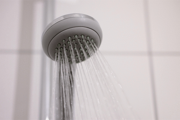 ヘッド近くに止水ボタンがあり、水を出し止めしやすい節約シャワーヘッドがおすすめ(※写真はイメージです)
