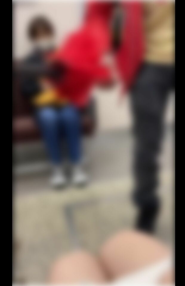 “被害者”女性は車内で、男性から傘を突きつけられた（編集部加工）