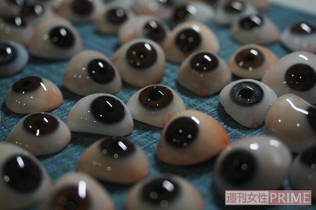 心を見透かすような美しい瞳で見つめてくる義眼の数々