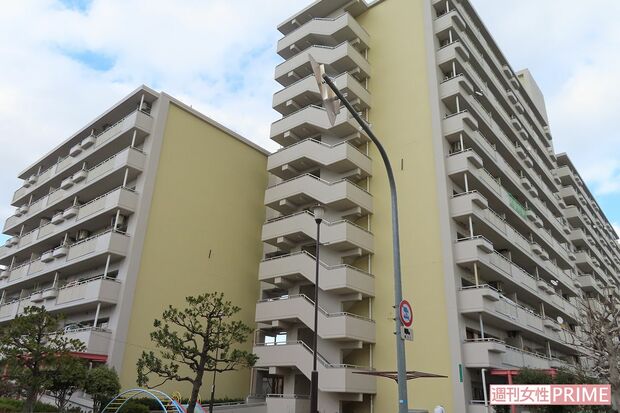 事件があった大阪市営住宅。この9階の階段踊り場から落ちたとみられる