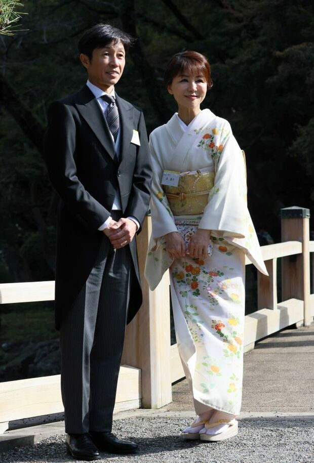 緊張した様子で園遊会に参加した武豊さんと妻の量子さん