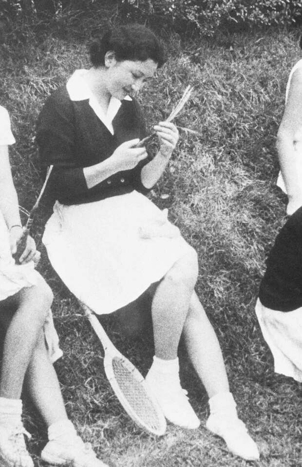 陛下が振る舞われたちまきにうれしそうな美智子さま。昭和33（1958）年5月（毎日新聞社）