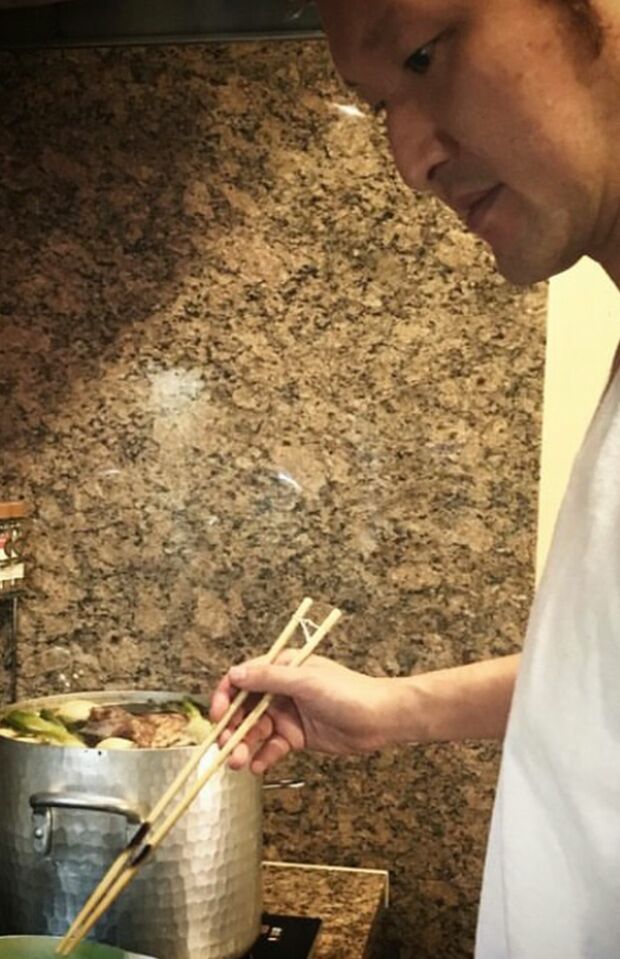 ラーメンの鶏ガラスープを作る際には、魚介や野菜も入れて何時間も煮込むという。この写真には「#6時間」と付け投稿（中村獅童のインスタより）