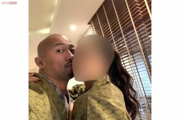 2020年11月、箱根に旅行に出かけた俊作氏がA子さんにキス