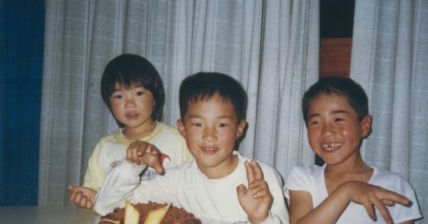 きょうだい3人でケーキを前に(中央が棚橋)