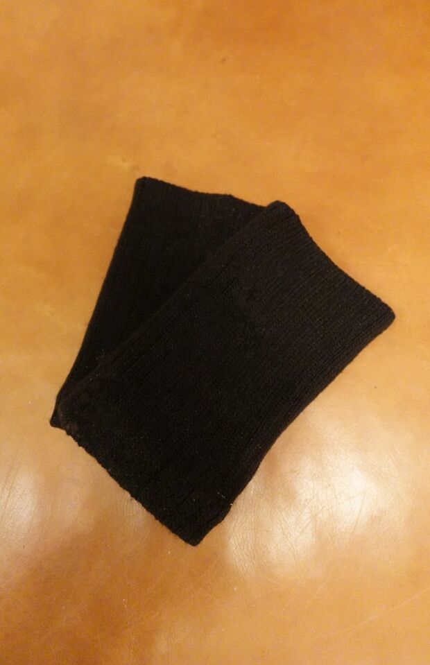 レッグウォーマーは地方などの仕事先にも欠かさず持っていくそう。足だけではなく、首元にはネックウォーマーやポンチョも。肌をじかに温める大切さを痛感