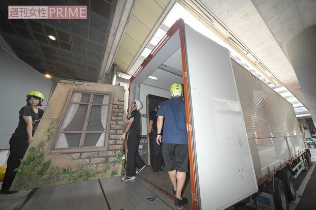 【1】9:00-10:00この日の会場となる『パルテノン多摩』に舞台装置などを積んだ11トントラック2台が到着し、搬入開始。劇団の技術スタッフに、アルバイトを加えた総勢44人が手際よく荷台から機材などを運び出す。中には、俳優が衣装を洗濯するための洗濯機や乾燥機があるのも旅公演ならでは　撮影／渡邊智裕