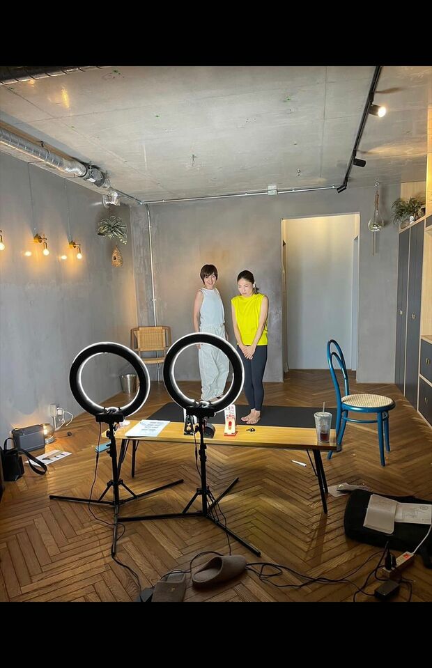 最近ではスポーツパーソナルトレーナーのまえあきさんとインスタライブを開催している渡辺満里奈さん（本人インスタグラムより）