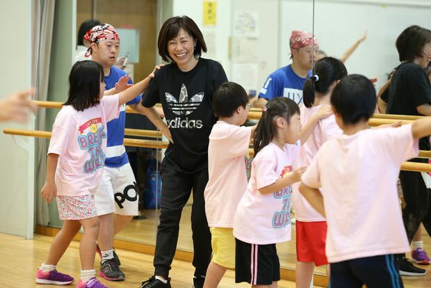練習中、即興でラインダンスの体勢になる子どもたち