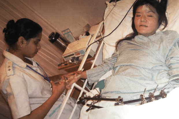 インドの列車事故で骨盤骨折し、全治6か月だった。子宮筋腫、骨折事故、そして乳がんと苦難が続いた