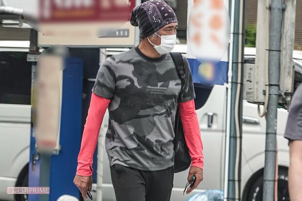 '20年5月、高級住宅街を歩く吉川晃司